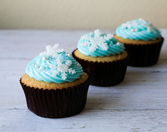 TheChic_disney-frozen-cupcakes-vanilla.jpg